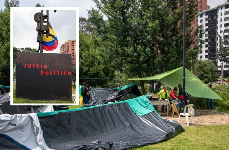 Ciudadanos mantienen protesta en Bogotá exigiendo juicio político contra Petro