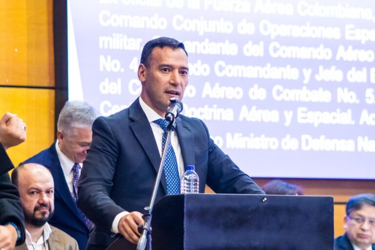 Gobierno ofrece recompensa de $1.000 millones por amenazas contra director de la Policía