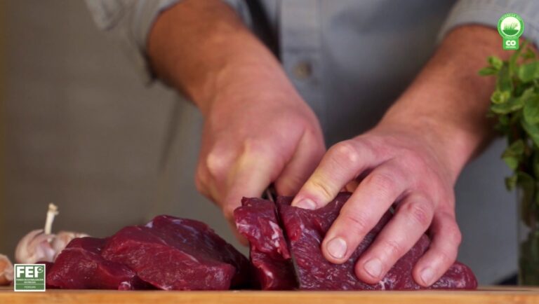 Los principales mercados de la carne colombiana son China (4196 toneladas por USD 19 millones), Argelia (2724 toneladas por USD 14,7 millones), Rusia (2762 t por USD 11,4 millones), Chile (360 t por USD 2,1 millones), El Salvador (330 t por USD 1,7 millones) y Líbano (168 t por USD 1 millón).