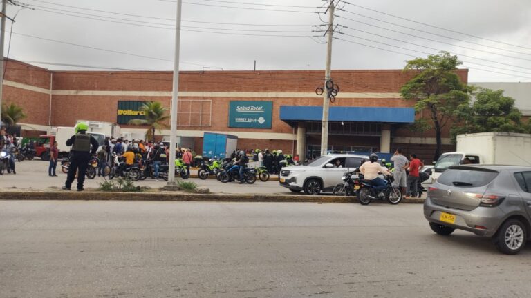 Balacera durante robo a carro de valores en centro comercial de Soledad deja dos heridos