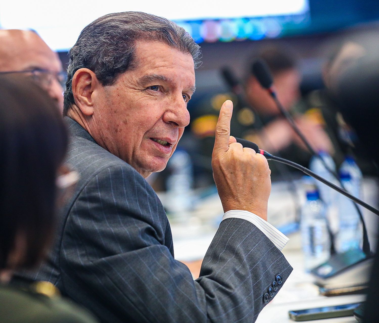 José Félix Lafaurie criticó las discusiones bizantinas que se han dado en torno a este hecho y su propósito: deslegitimar y atar las manos de los uniformados que tienen el deber de defender a los colombianos .