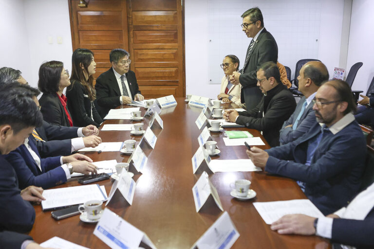 Delegaciones de la UNAL y de la Universidad Agrícola del Sur de China se reunieron en la Sede Bogotá. Fotos: Alejandro Gómez, Unimedios.