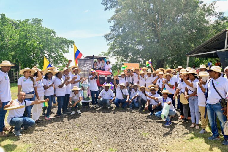 La oferta del Banco Agrario está dirigida a pequeños productores de ingresos bajos, pequeños productores, medianos y grandes productores, enfoque asociativo y enfoque de cadena de valor. Todos ellos pueden ser beneficiarios.