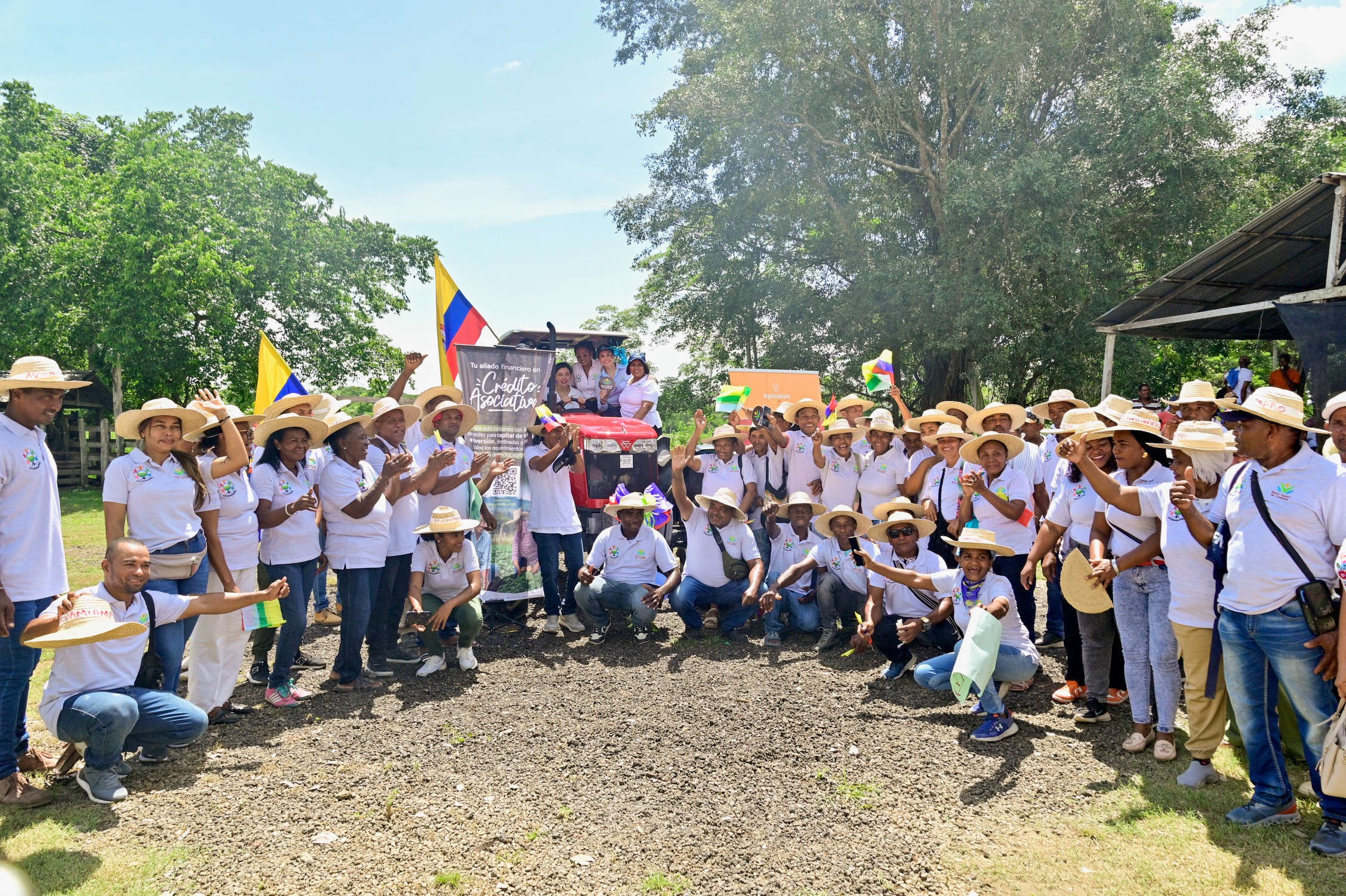 La oferta del Banco Agrario está dirigida a pequeños productores de ingresos bajos, pequeños productores, medianos y grandes productores, enfoque asociativo y enfoque de cadena de valor. Todos ellos pueden ser beneficiarios.