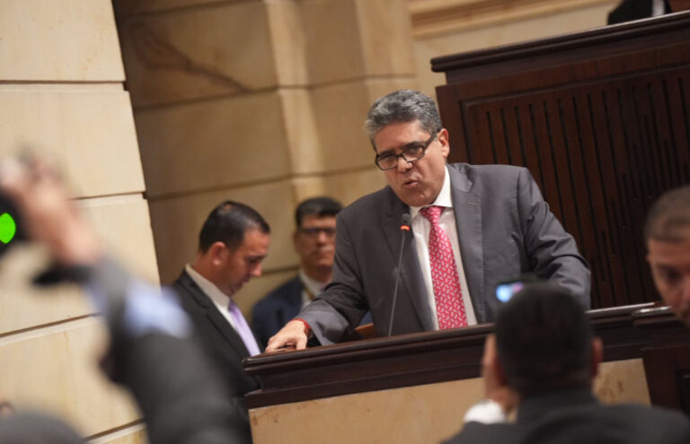 La Contraloría General alertó que la reciente colocación de TES por cerca de 6 billones, realizada el 13 de mayo, se efectuó a tasas más altas, lo que refleja un deterioro en las condiciones de financiamiento del Gobierno Nacional.