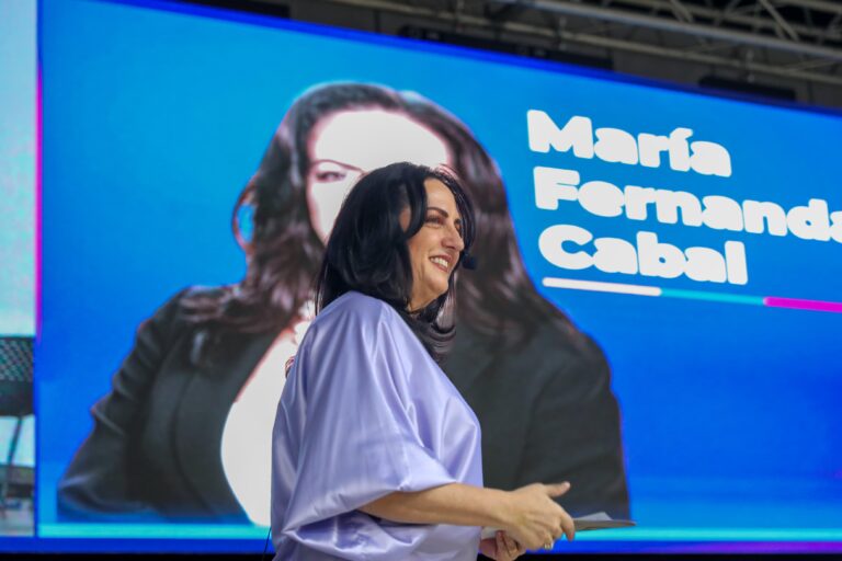 La senadora Cabal cuestionó la eficacia de replicar modelos como el del Ministerio de la Igualdad en España, señalando una falta de coherencia económica en quienes defienden estas carteras.