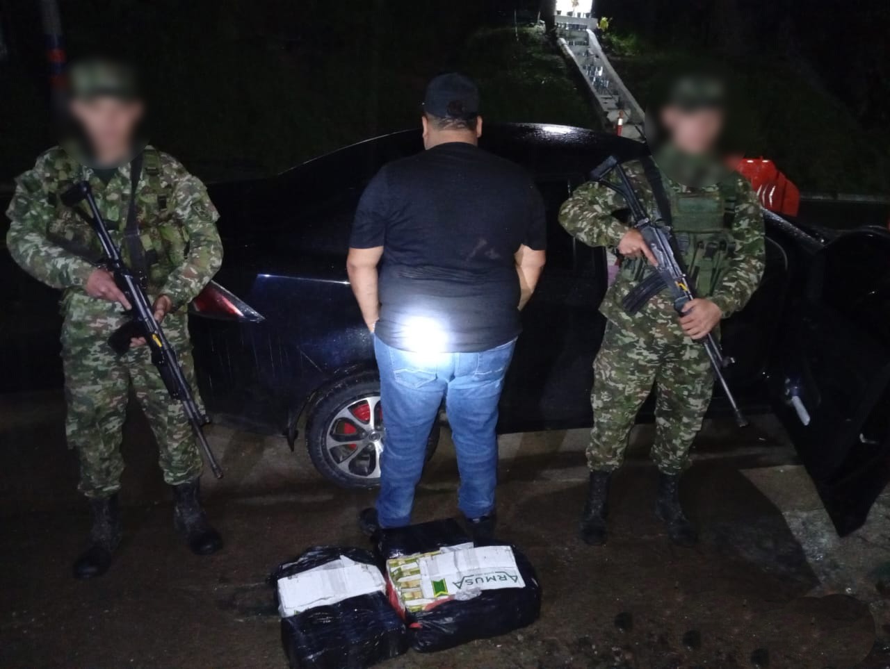 El capturado por el Ejército Nacional de Colombia fue dejado a disposición de la autoridad competente por el presunto delito de fabricación, tráfico, porte o tenencia de armas de fuego, accesorios, partes o municiones.