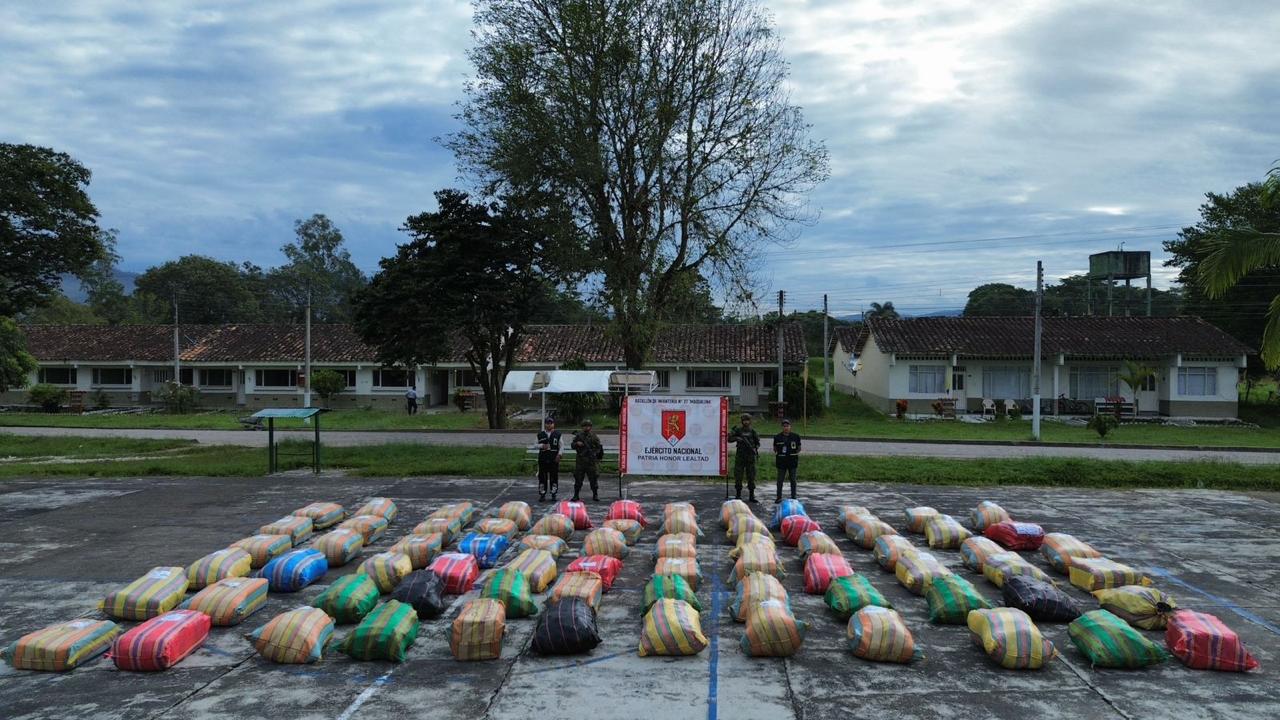 La operación del Ejército se llevó a cabo en la vereda El Cedro, corregimiento de Bruselas, mediante un puesto de control vial y la inspección de un vehículo de carga que transportaba mercancía proveniente del extranjero.