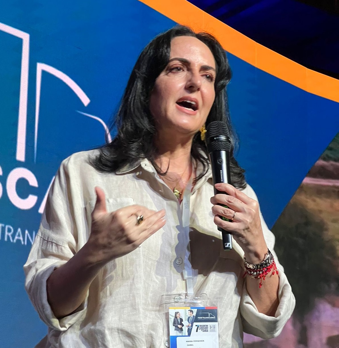 "O actuamos ahora con firmeza o seremos responsables de ver cómo se apaga la luz de nuestra democracia", afirmó María Fernanda Cabal.